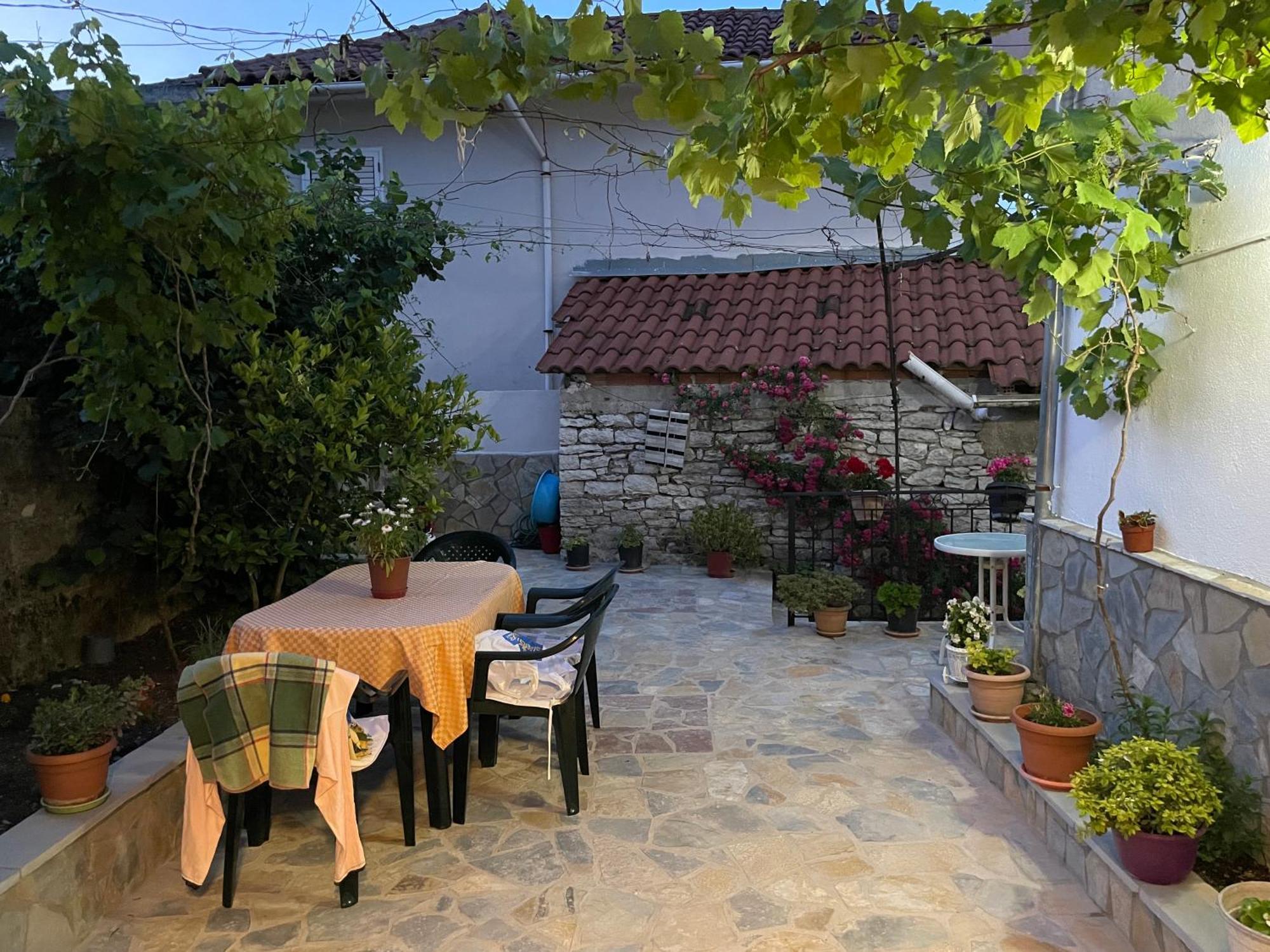 Luigi Guest House Gjirokastër Esterno foto