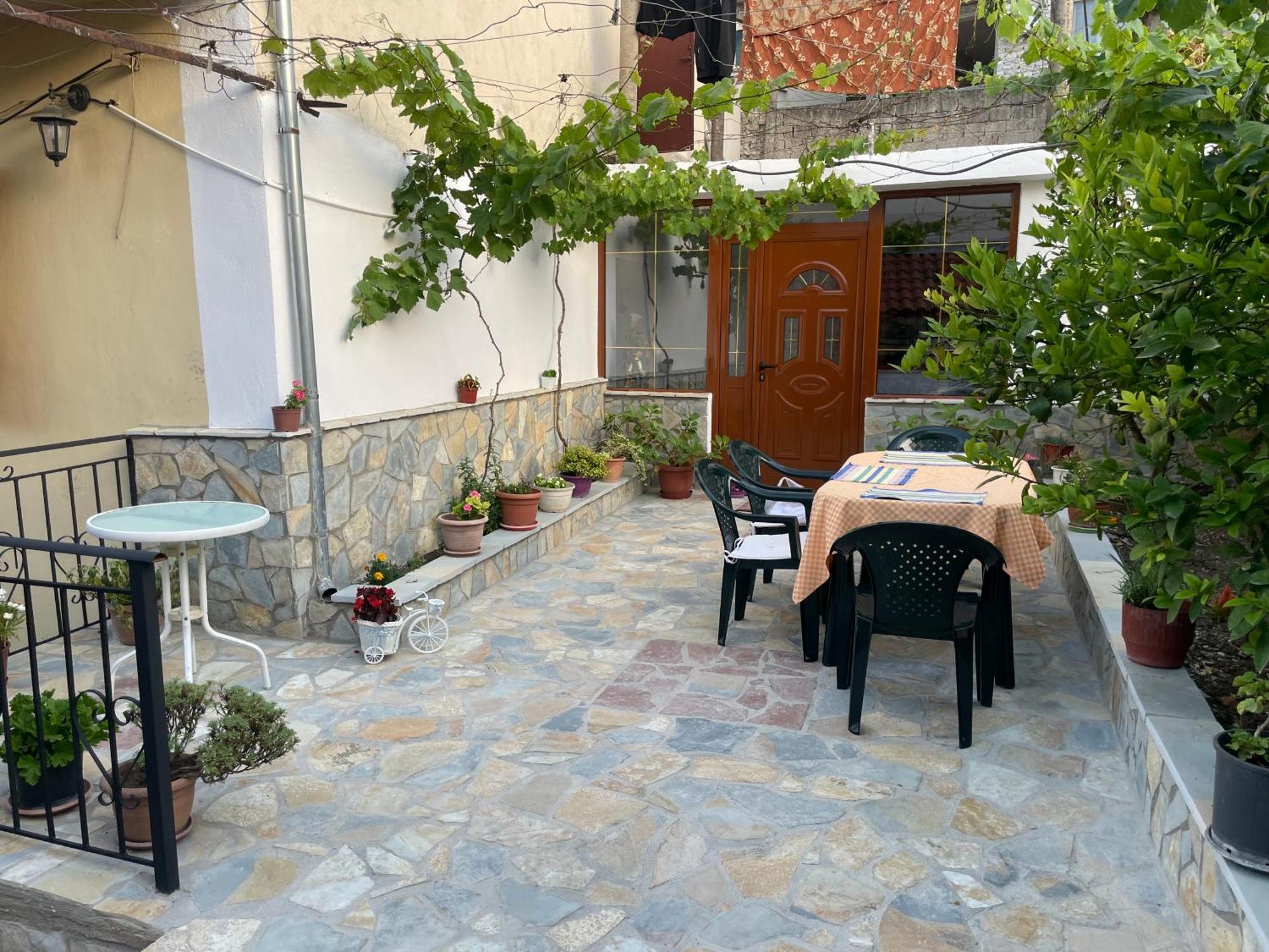 Luigi Guest House Gjirokastër Esterno foto